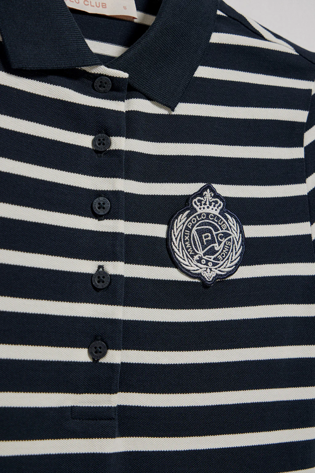 Vestido azul marino de rayas y cuello de polo con parche náutico - Image 7