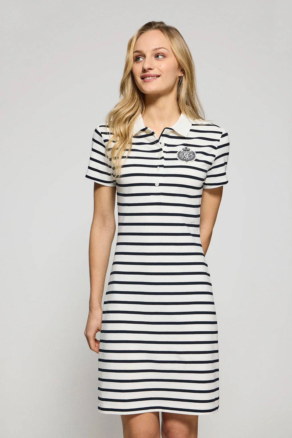 Vestido color crudo de rayas y cuello de polo con parche náutico