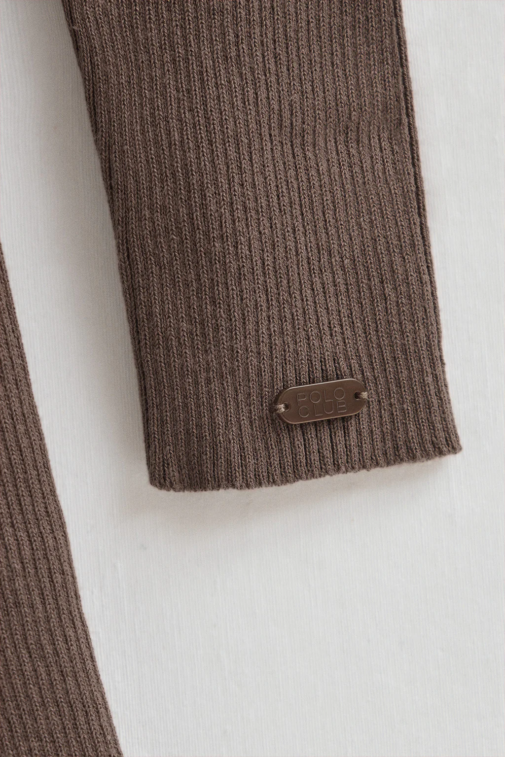 Vestido largo de cuello perkins marrón con logo Polo Club - Image 7