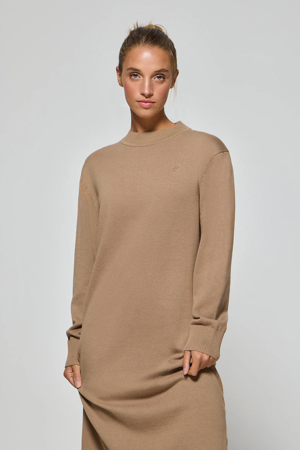 Vestido largo de punto marrón claro Nara de tejido liso y bordado monograma Polo Club - Image 2