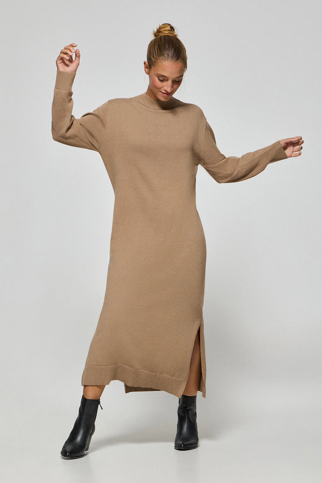 Vestido largo de punto marrón claro Nara de tejido liso y bordado monograma Polo Club - Image 3