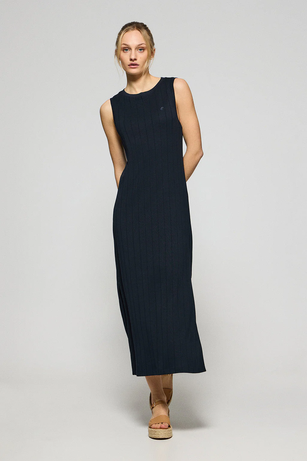 Vestido azul marino largo y acanalado con monograma bordado - Image 3