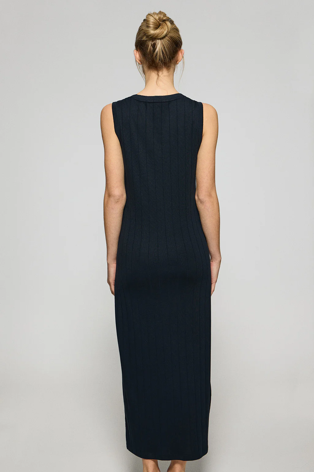 Vestido azul marino largo y acanalado con monograma bordado - Image 4