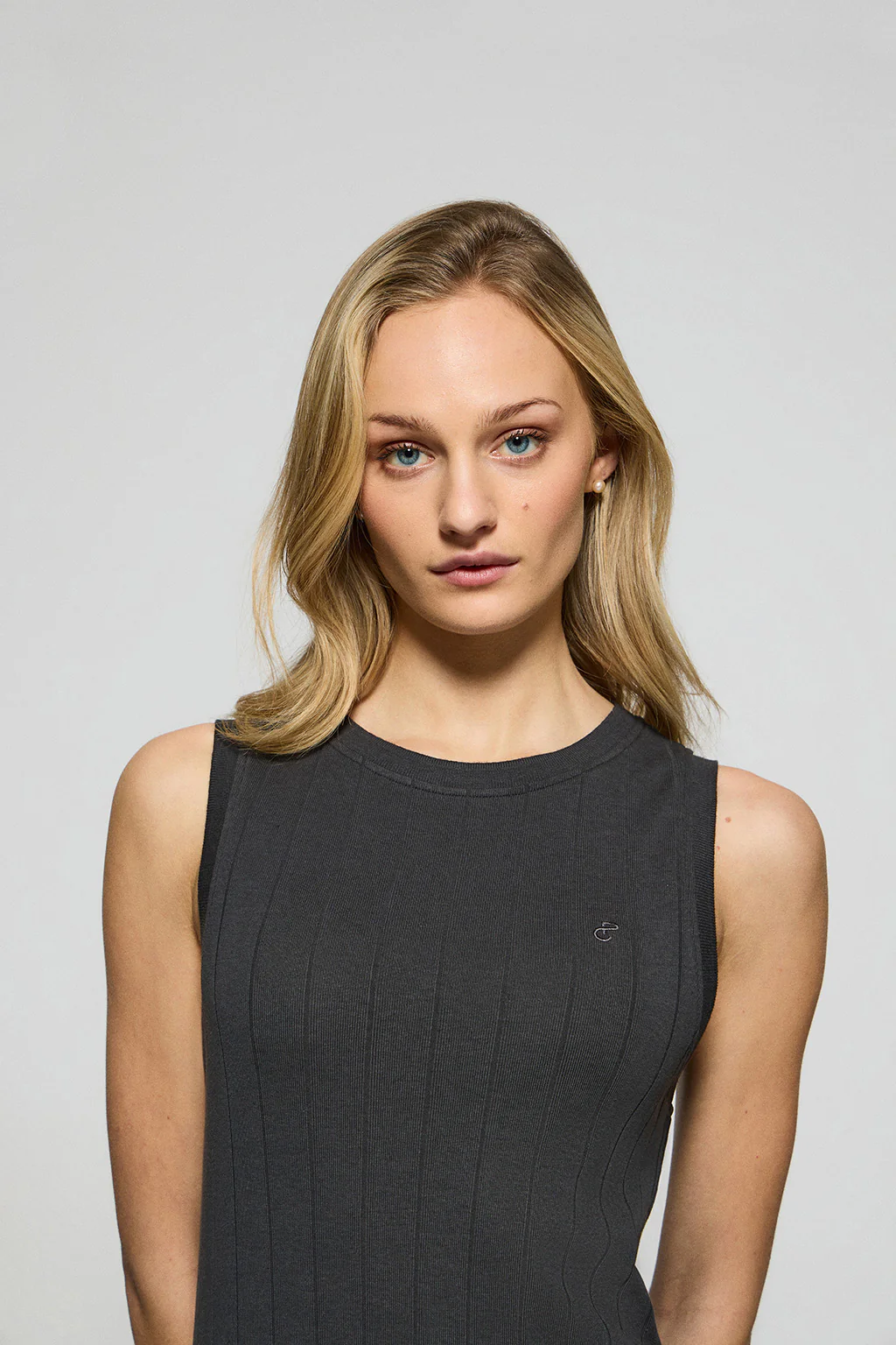 Vestido negro largo y acanalado con monograma bordado - Image 3