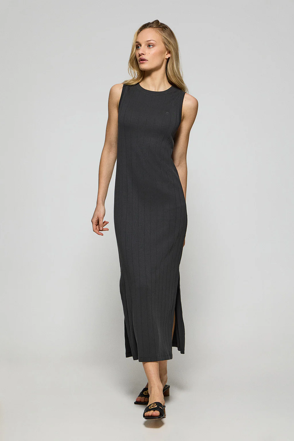 Vestido negro largo y acanalado con monograma bordado - Image 4