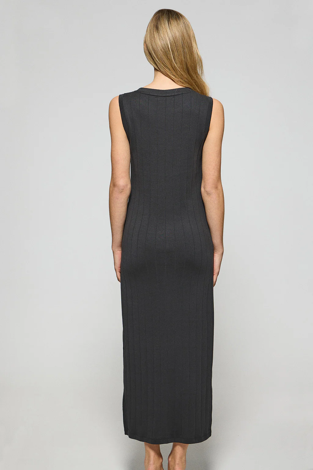 Vestido negro largo y acanalado con monograma bordado - Image 5