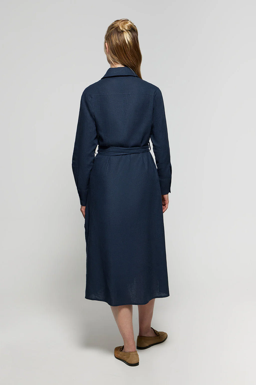 Vestido midi de lino azul marino con detalle bordado Rigby Go - Image 5