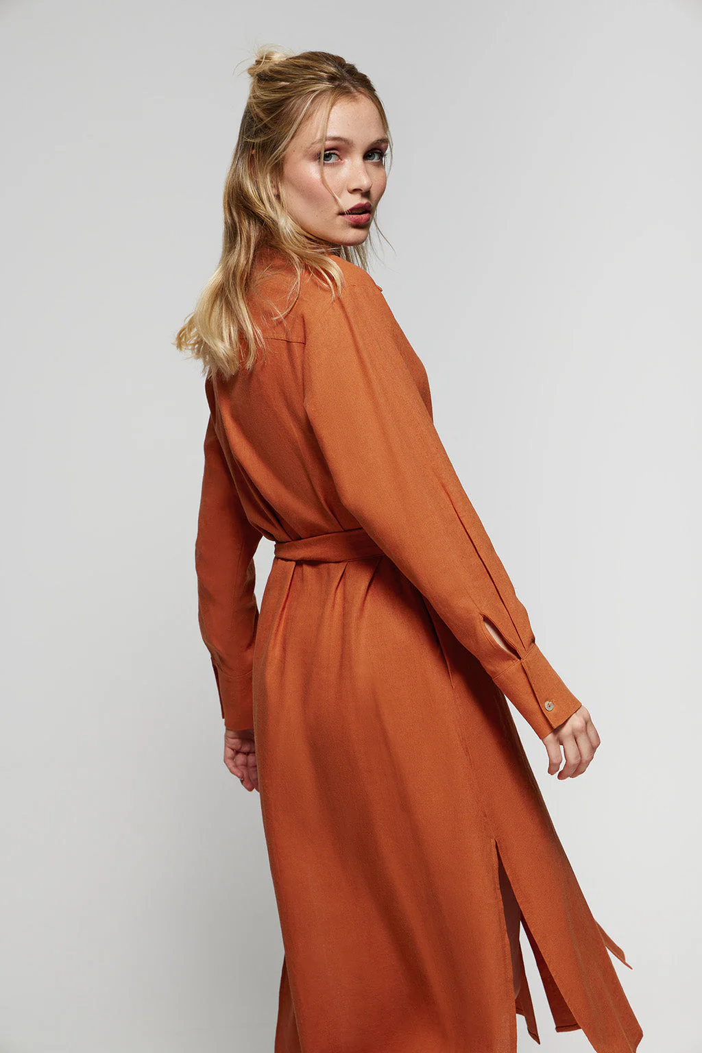 Vestido midi de lino color caldera con detalle bordado Rigby Go - Image 5
