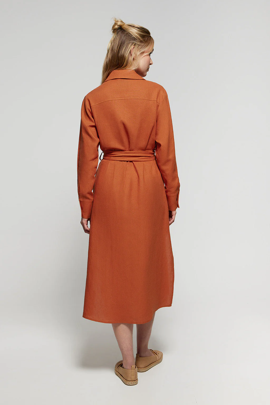 Vestido midi de lino color caldera con detalle bordado Rigby Go - Image 6