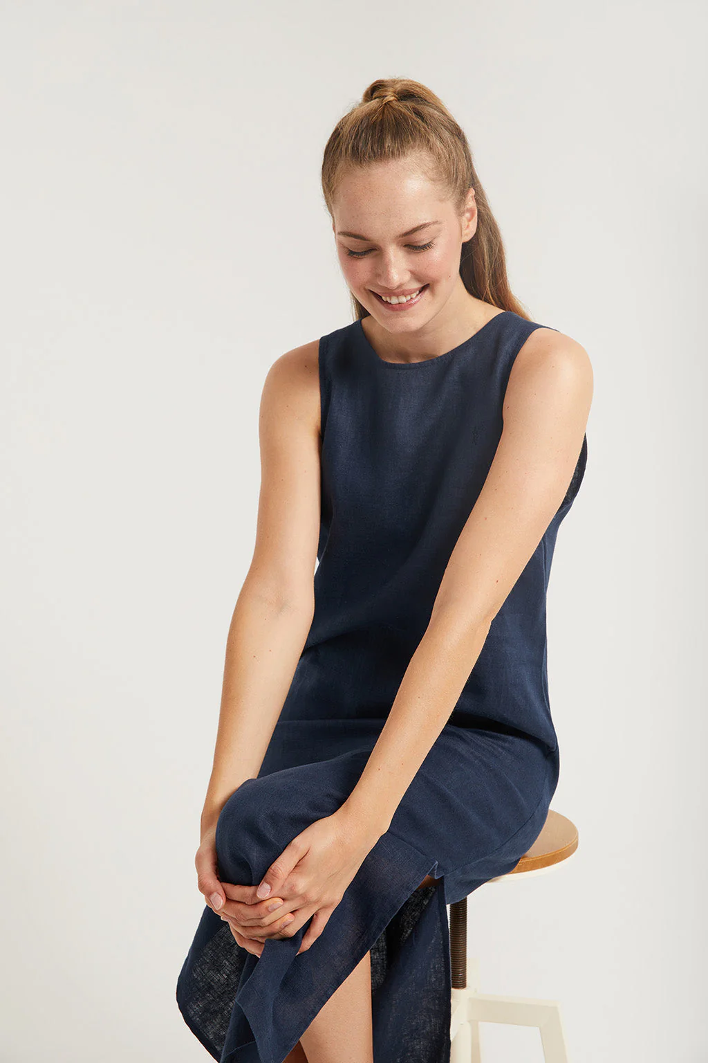 Vestido de lino azul marino sin mangas con logo Rigby Go - Image 5