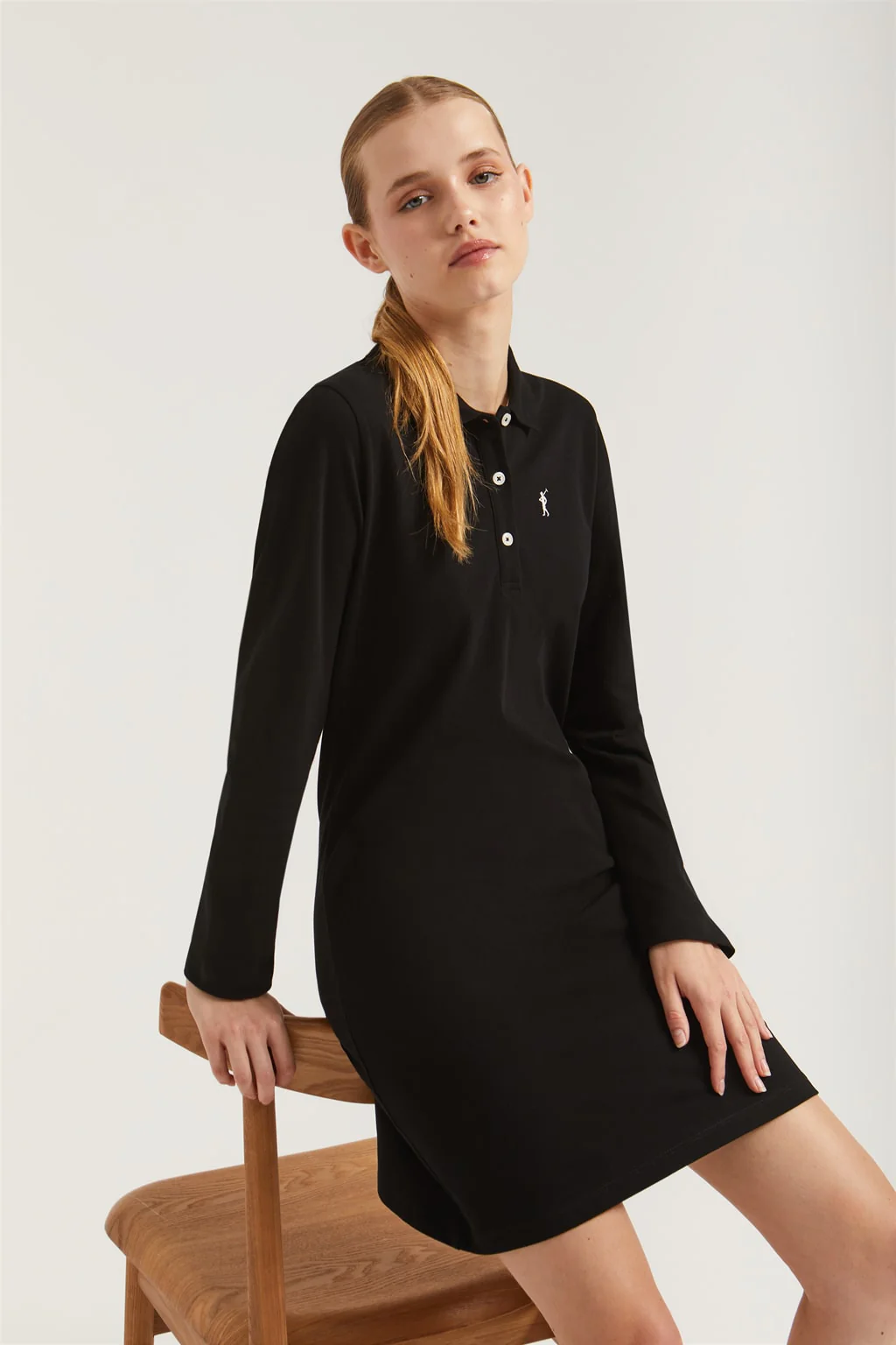 Vestido polero piqué negro con bordado Rigby Go - Image 4