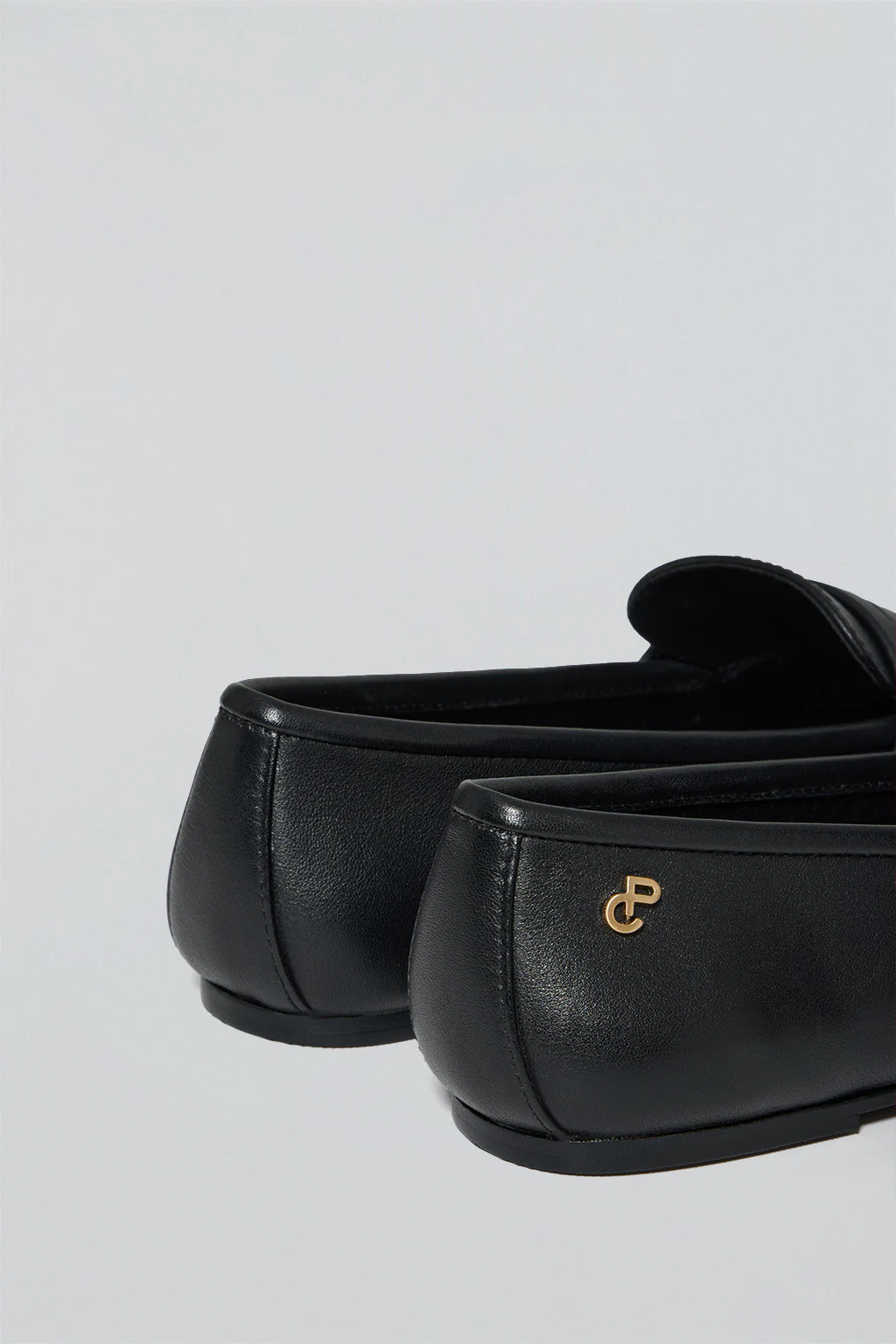 Mocasin Antonella negro de napa con detalle metálico - Image 4