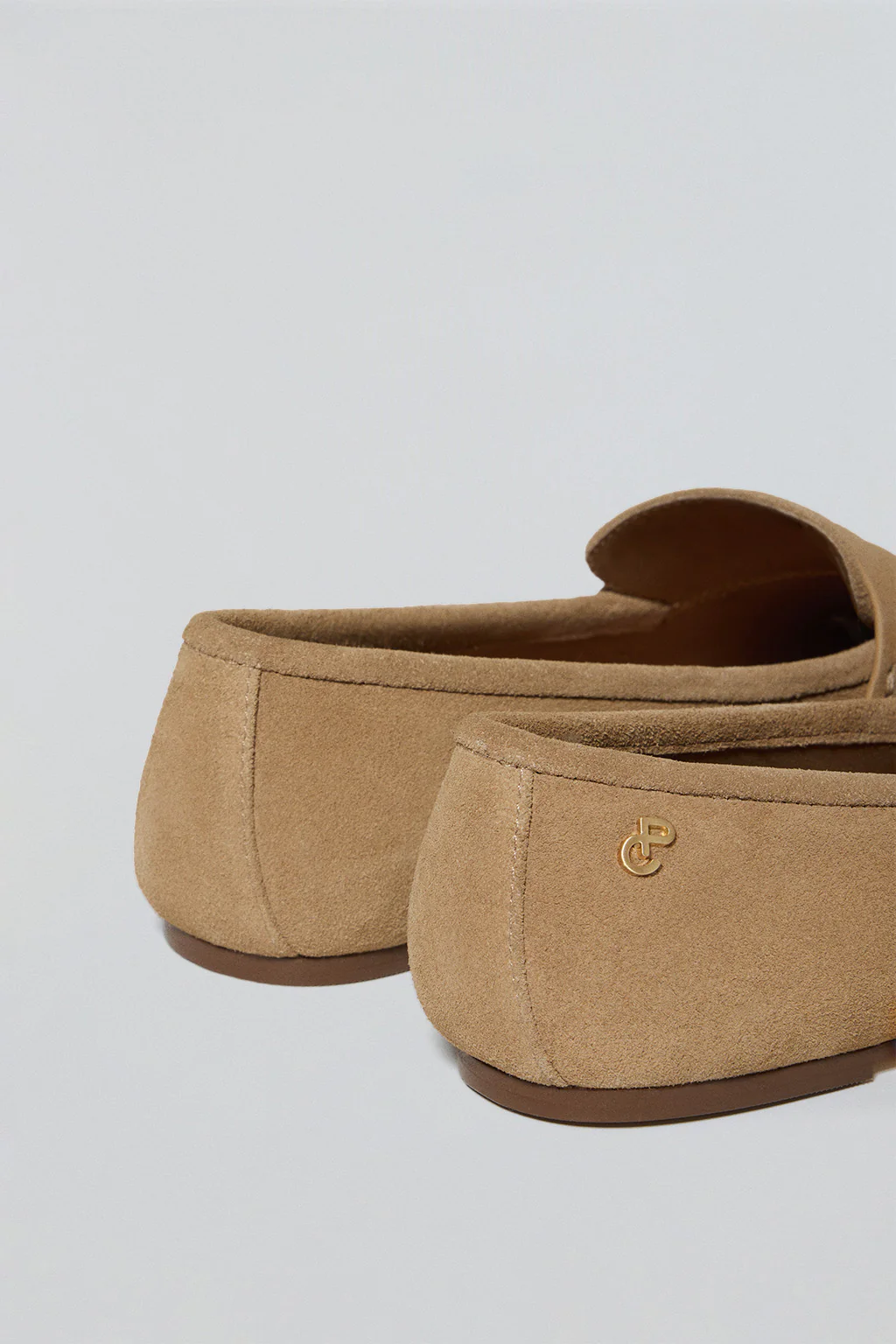 Mocasin Antonella camel de serraje con detalle metálico - Image 4